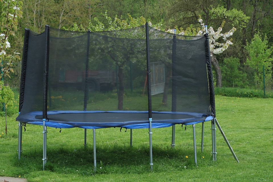 Nejdůležitější zabezpečovací prvky na zahradní trampolíny